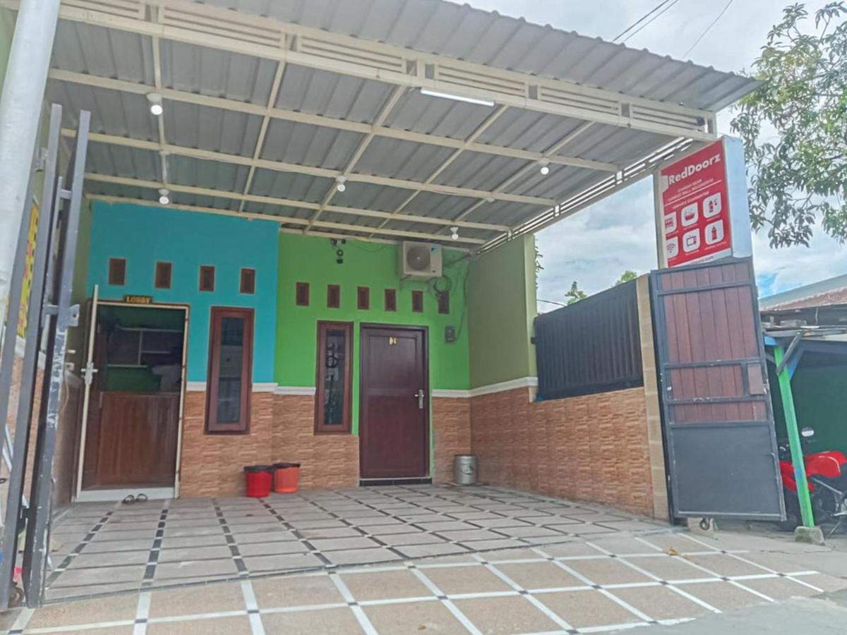 Reddoorz Near Sunrise Mall Mojokerto エクステリア 写真