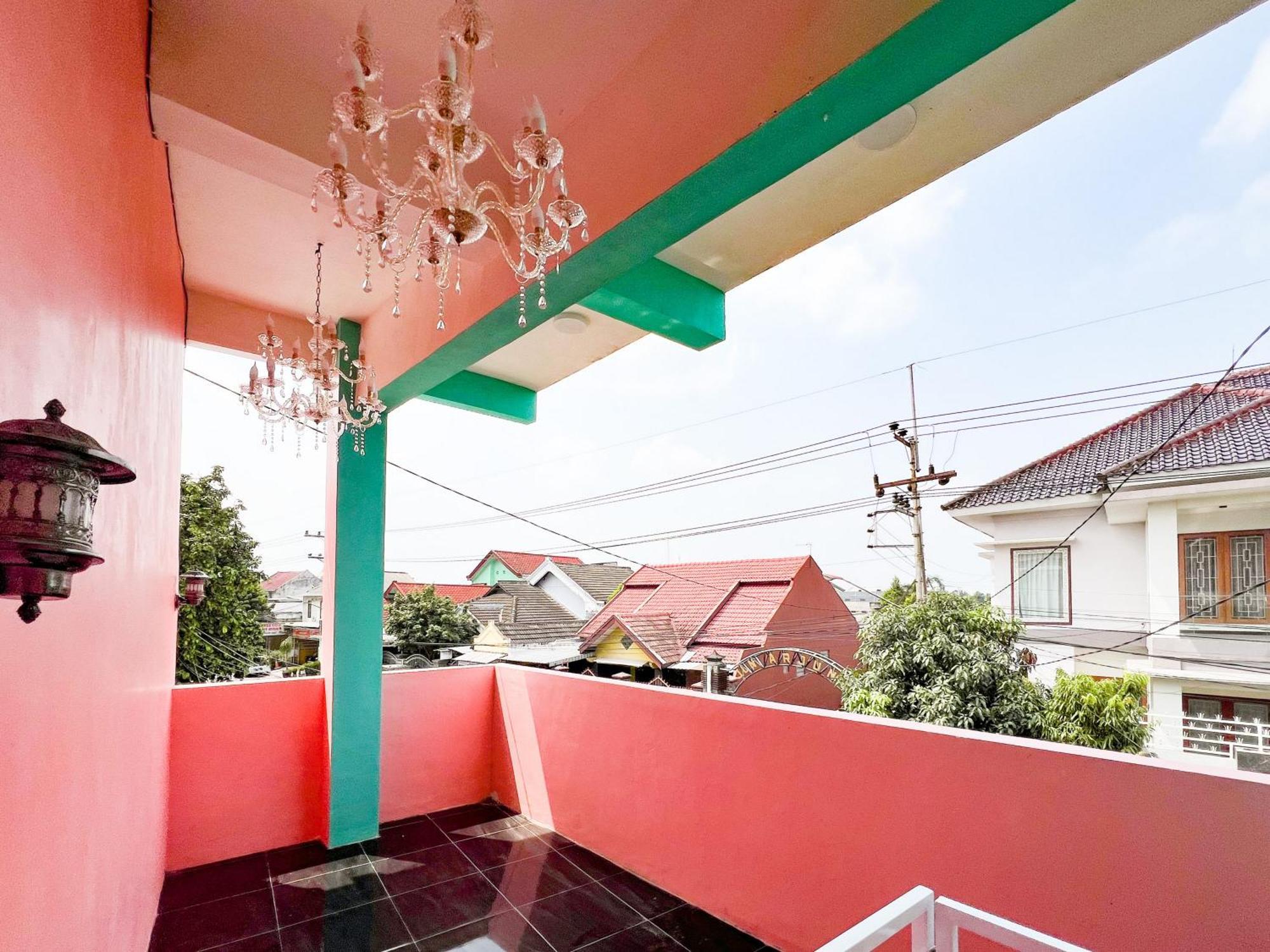 Reddoorz Near Sunrise Mall Mojokerto エクステリア 写真