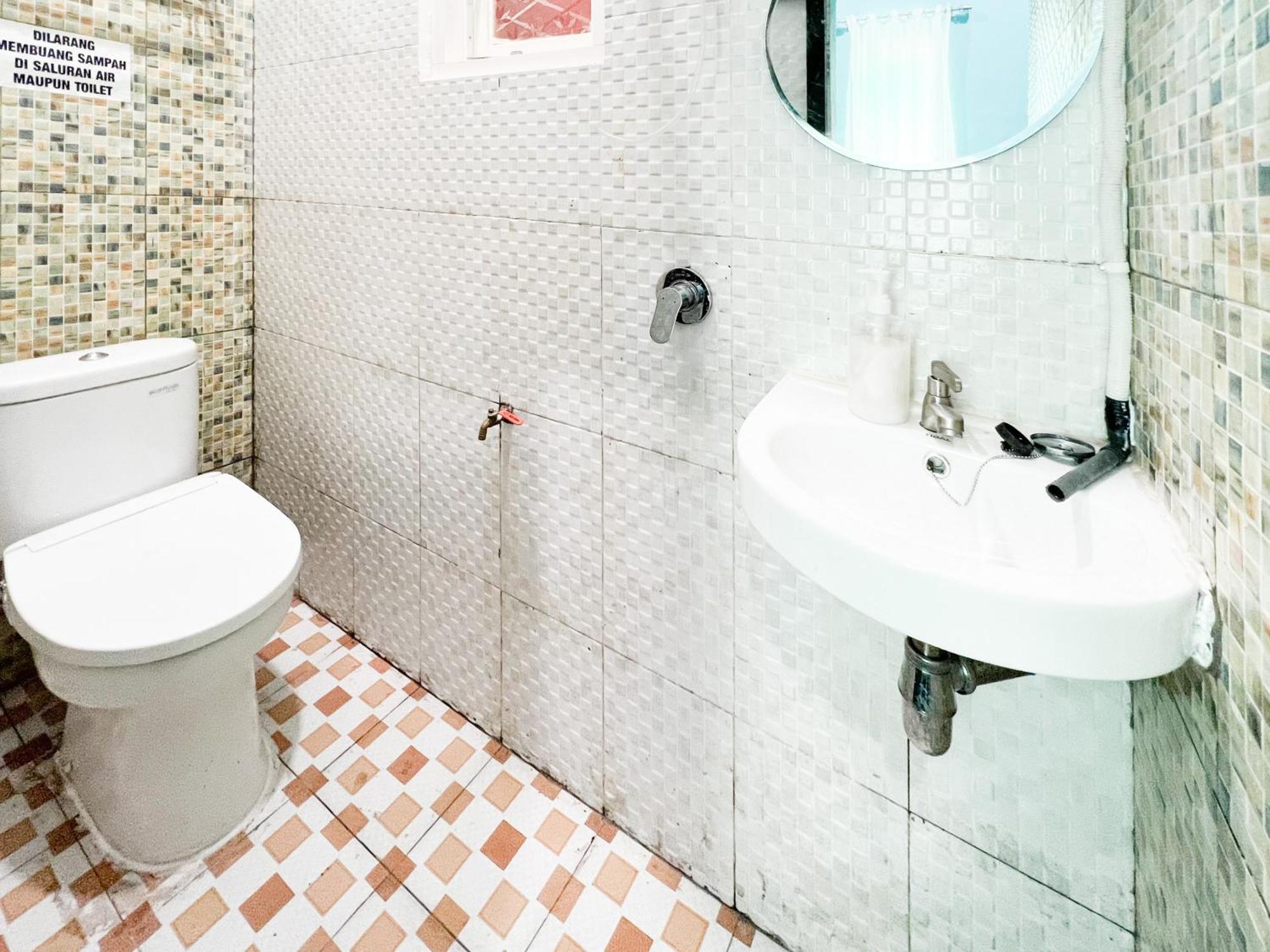 Reddoorz Near Sunrise Mall Mojokerto エクステリア 写真