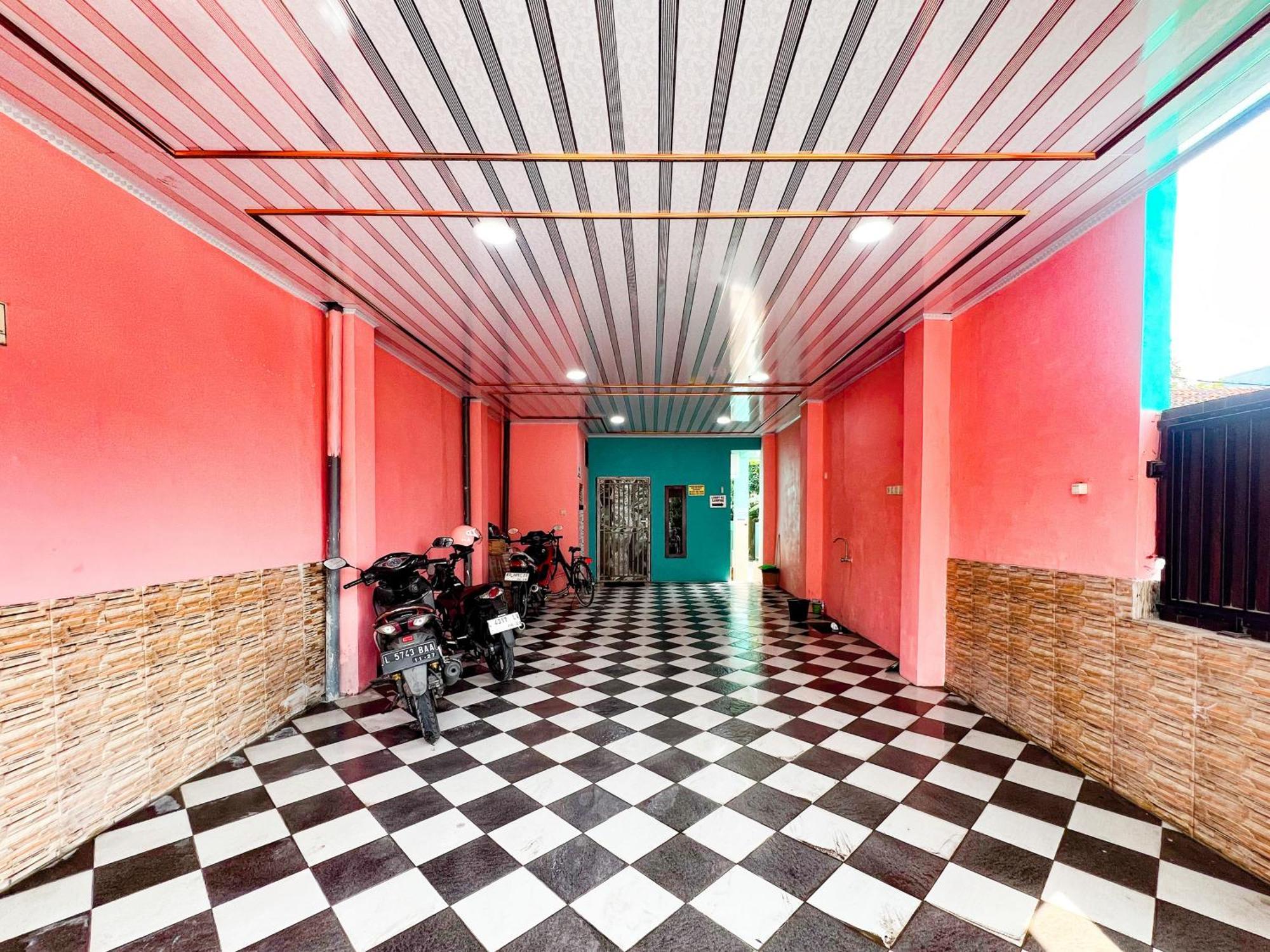 Reddoorz Near Sunrise Mall Mojokerto エクステリア 写真