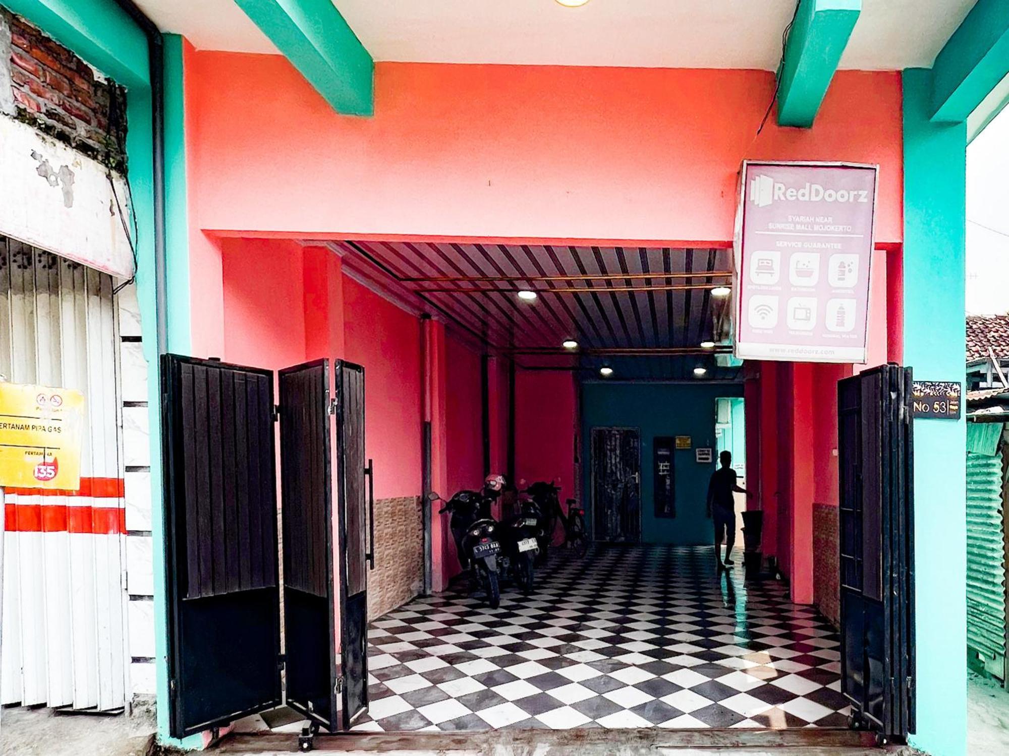 Reddoorz Near Sunrise Mall Mojokerto エクステリア 写真