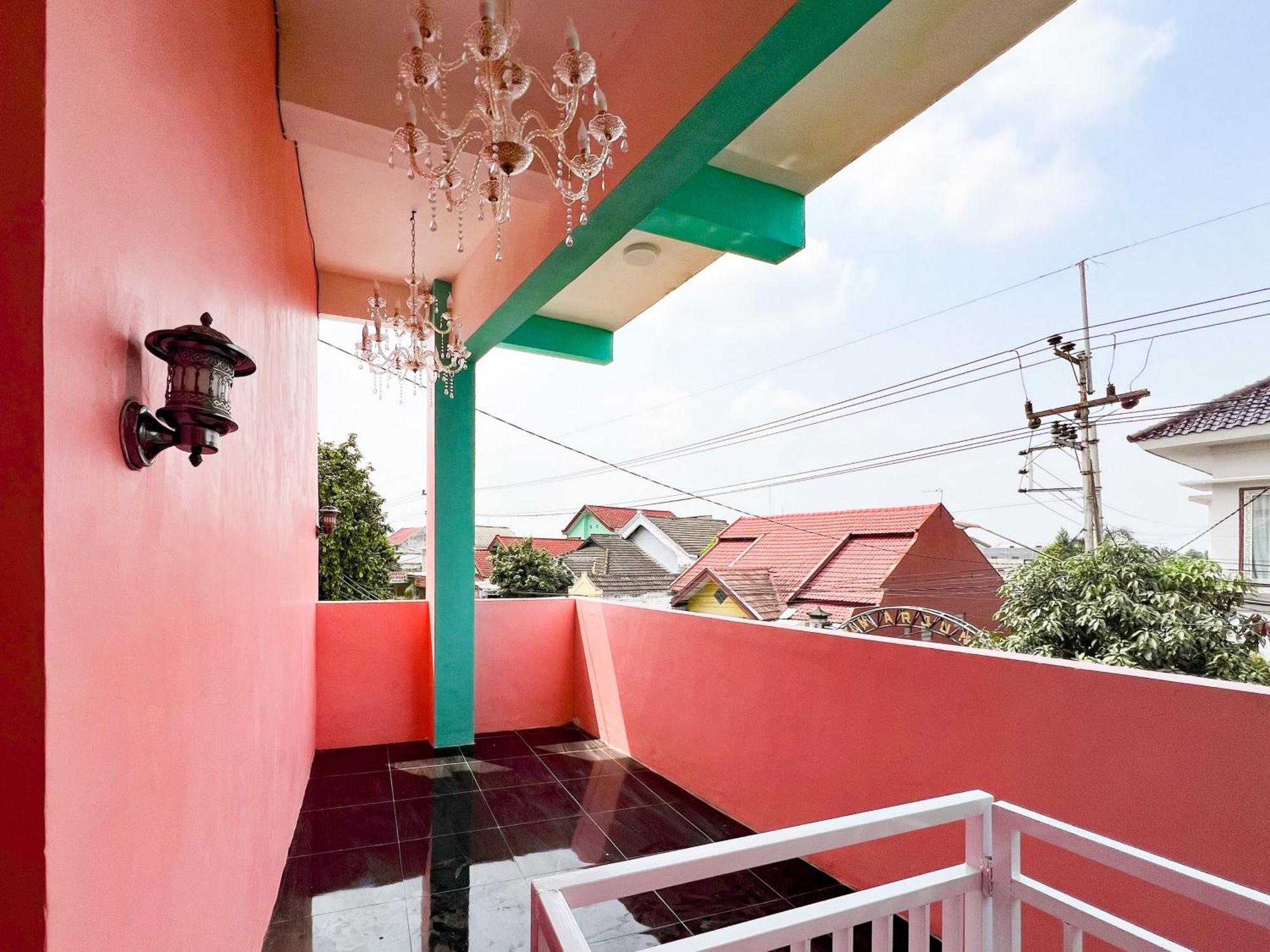 Reddoorz Near Sunrise Mall Mojokerto エクステリア 写真