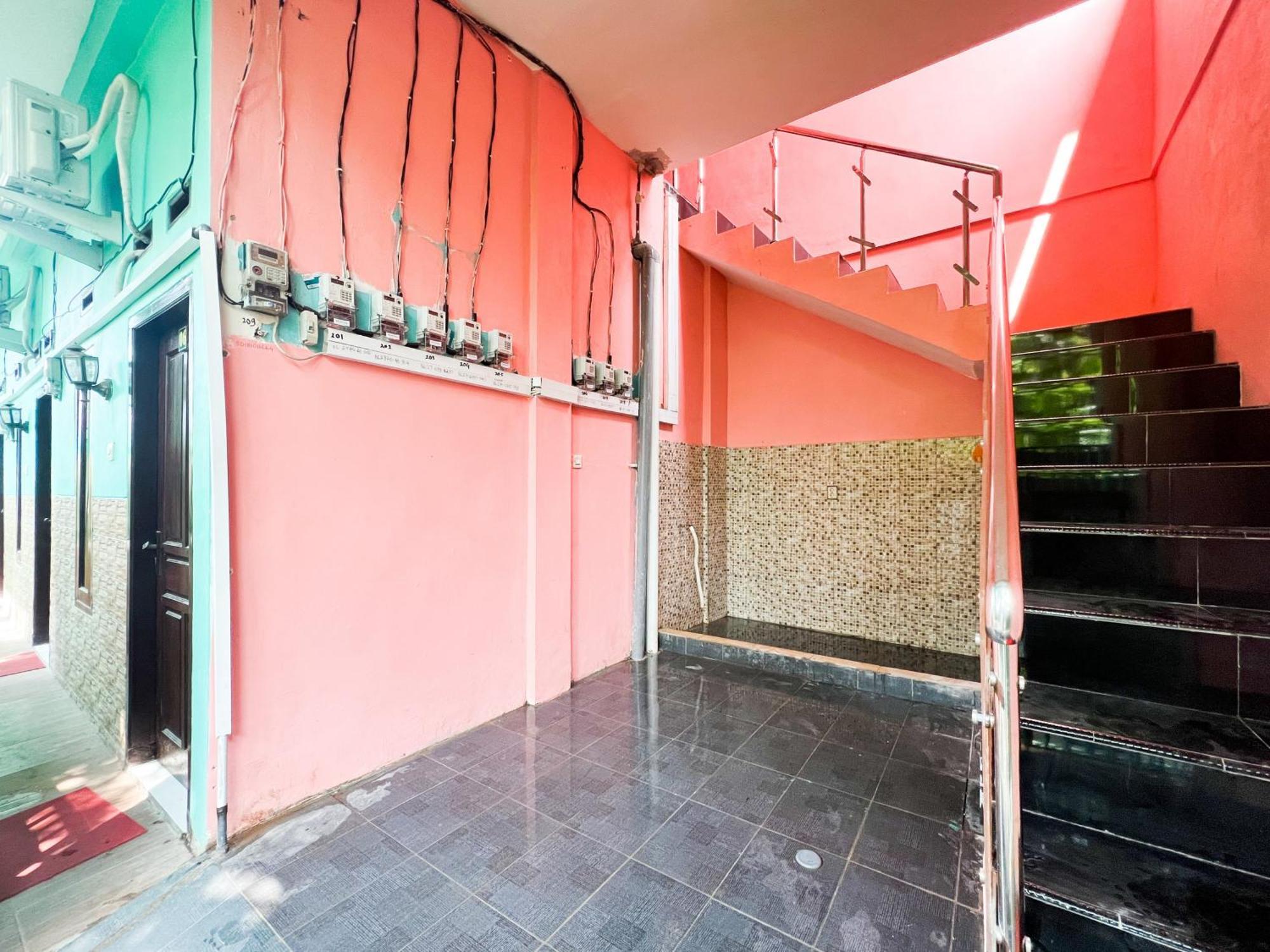 Reddoorz Near Sunrise Mall Mojokerto エクステリア 写真