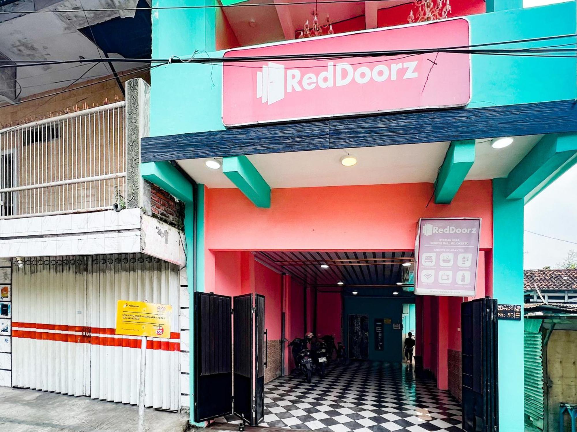 Reddoorz Near Sunrise Mall Mojokerto エクステリア 写真